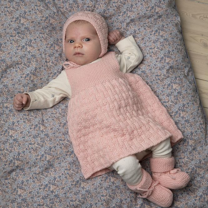 Hovedbilde April kjole og lue